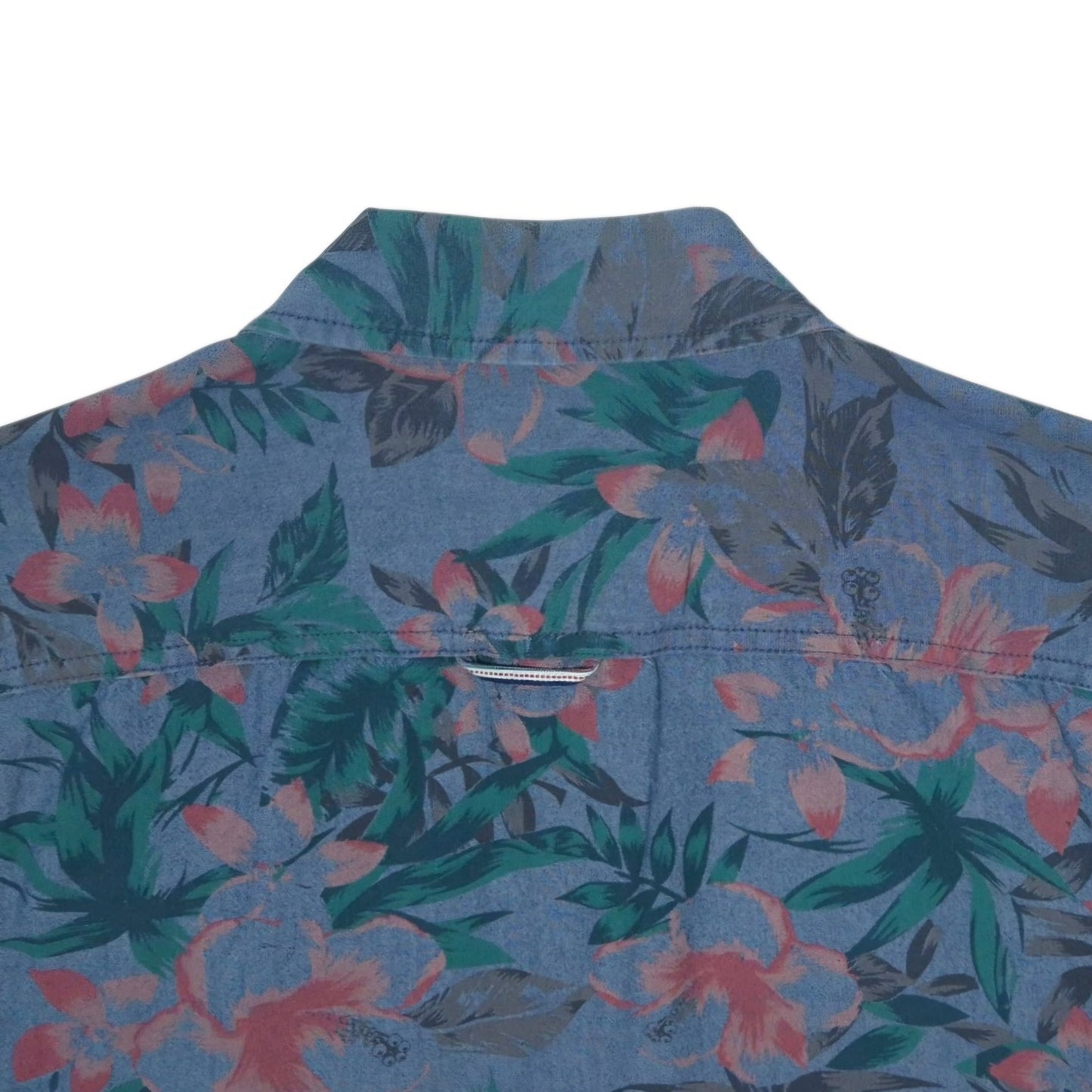 Camisa hombre Chevignon Azul con print de flores rosadas