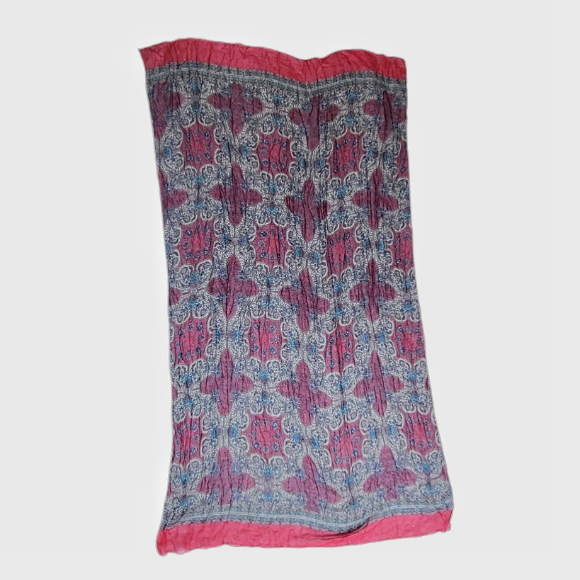 Pashmina mujer gris con print de arabescos vinotinto