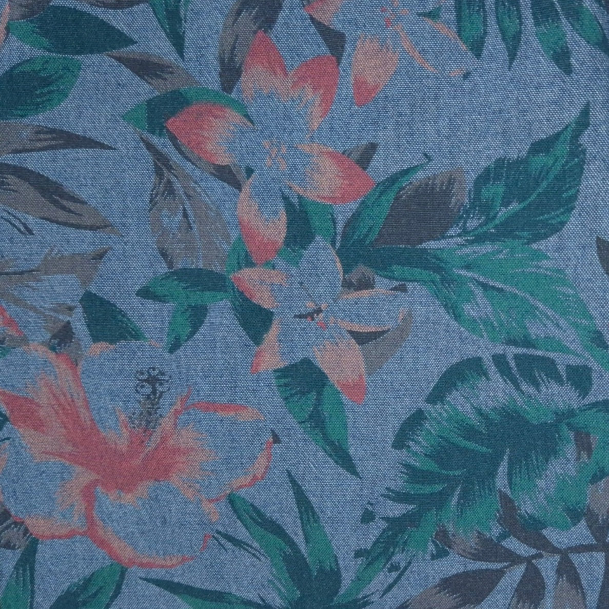 Camisa hombre Chevignon Azul con print de flores rosadas